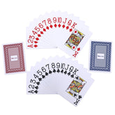 Deux jeu de cartes de poker l'un est rouge l'autre est bleu, ils sont sur un fond blanc.