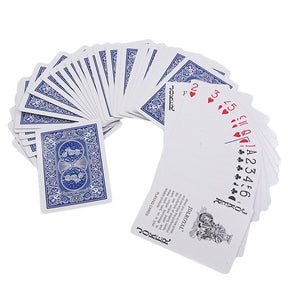 Toutes les cartes du jeu de cartes de poker JD Royal bleu étalée sur un fond blanc
