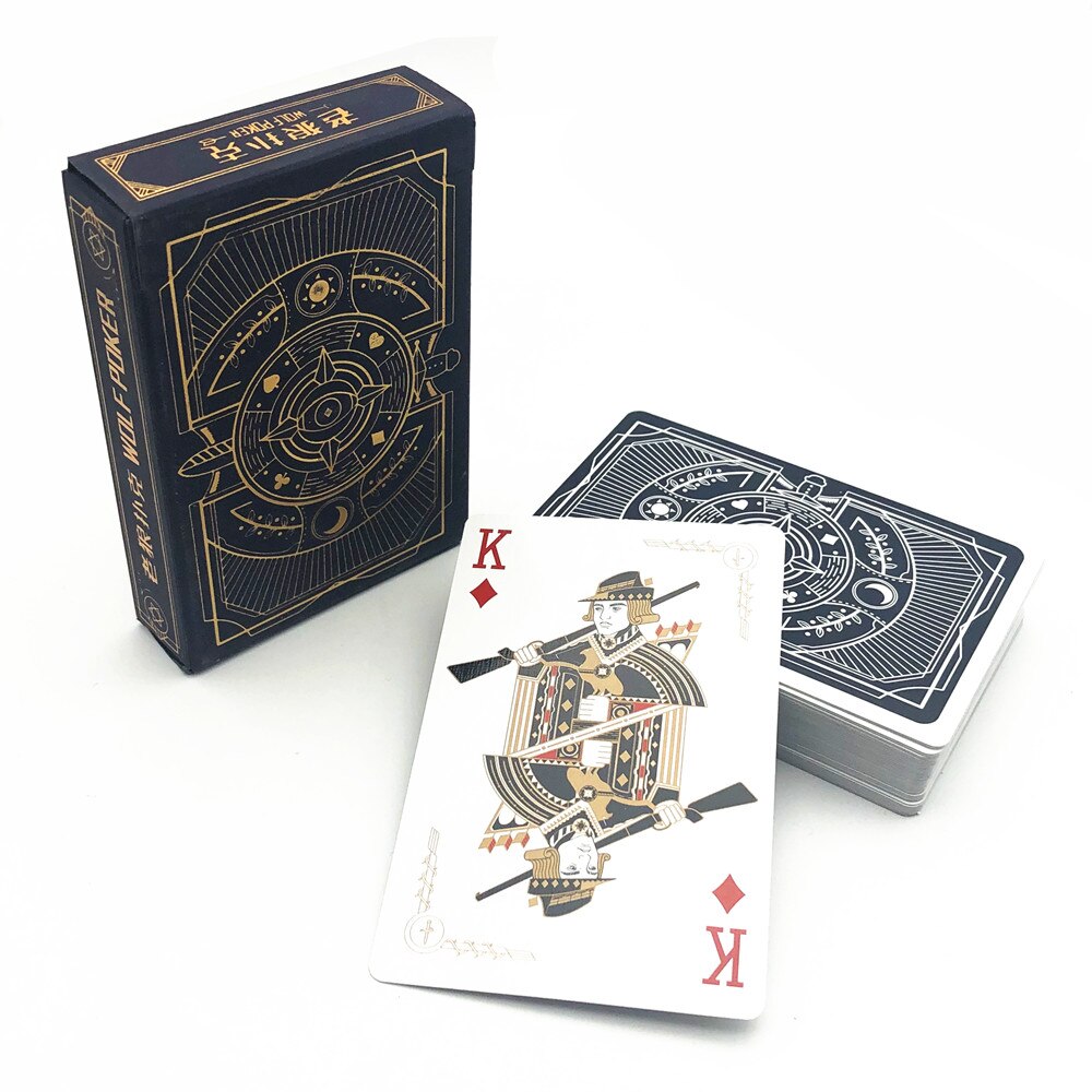 Paquet de cartes de poker wolf sur fond blanc avec le roi en premier plan