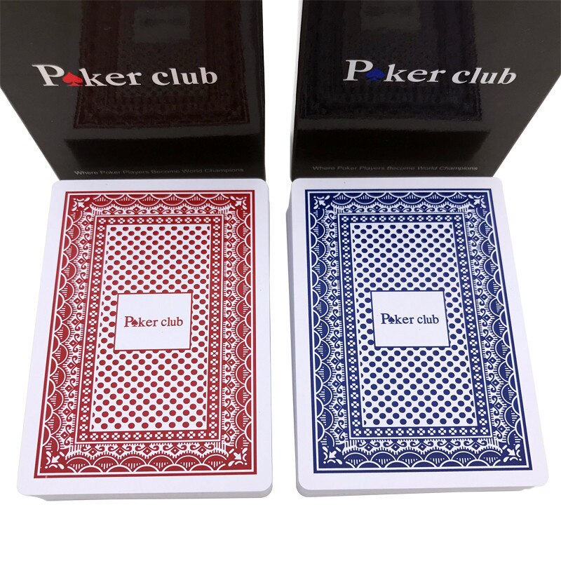 Gros plan sur l'arrière des cartes du paquet de cartes de poker Poker Club