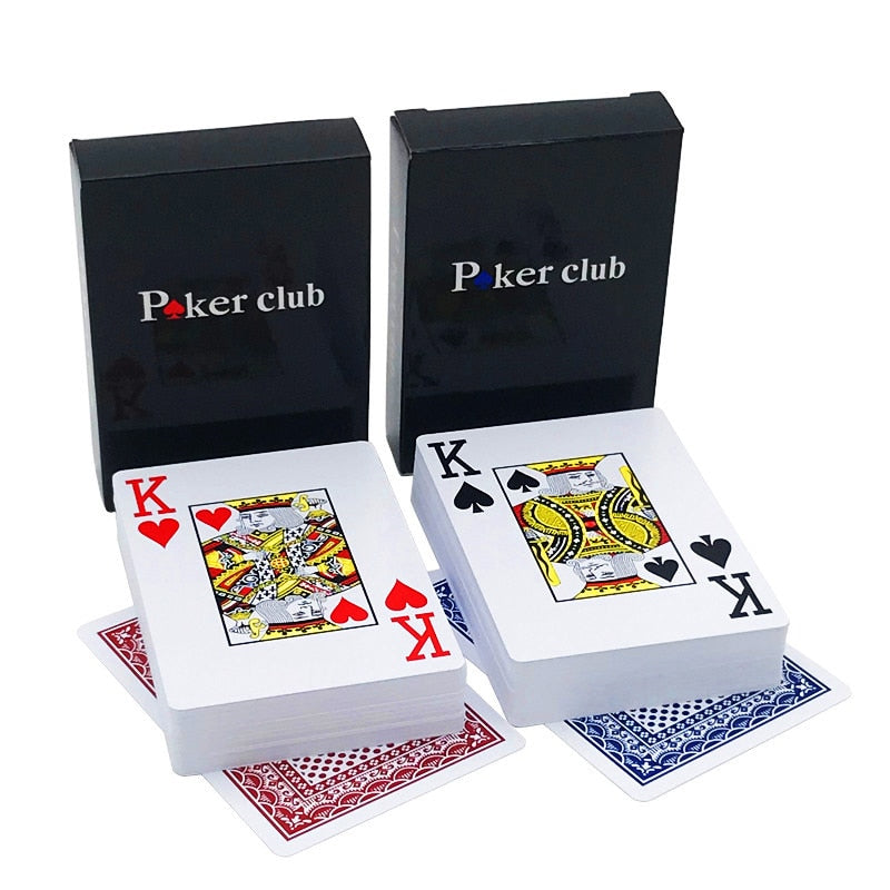 Deux jeux de cartes de poker sur fond blanc