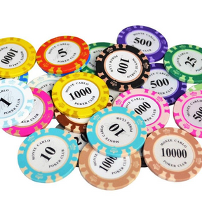 Les jetons de poker avec valeur Monte Carlo étalés.