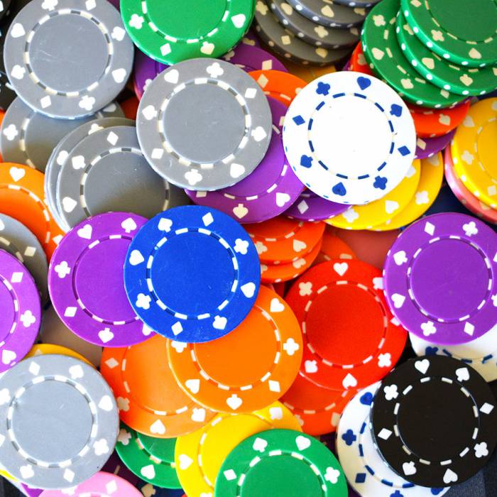Les jetons de poker coloré dans la mallette de poker 500 jetons suited color.