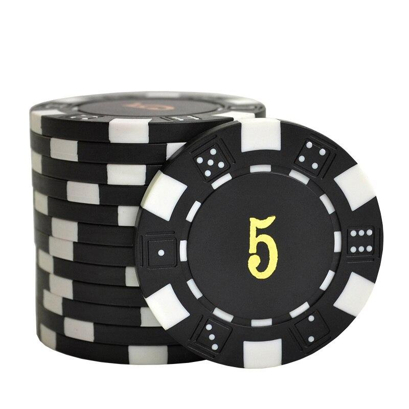 Le jeton de poker DICE marqué noir avec la valeur 5 inscrit en doré au milieu.