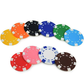 Les jetons de poker DICE aligné de couleur jaune, orange, noir, bleu, vert, bleu, ciel, rouge, rose, blanc et marron
