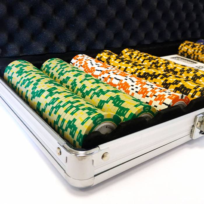 Une malette de poker complète avec 500 jetons en clay et 2 jeux de cartes