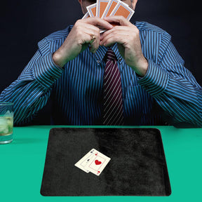 Tapis de poker noir entrain d'être utiliser pendant une partie de poker.