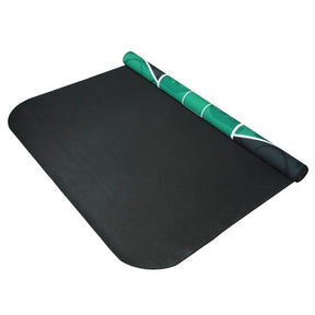 Un tapis vert de poker partiellement enroulé avec un revêtement antidérapant.