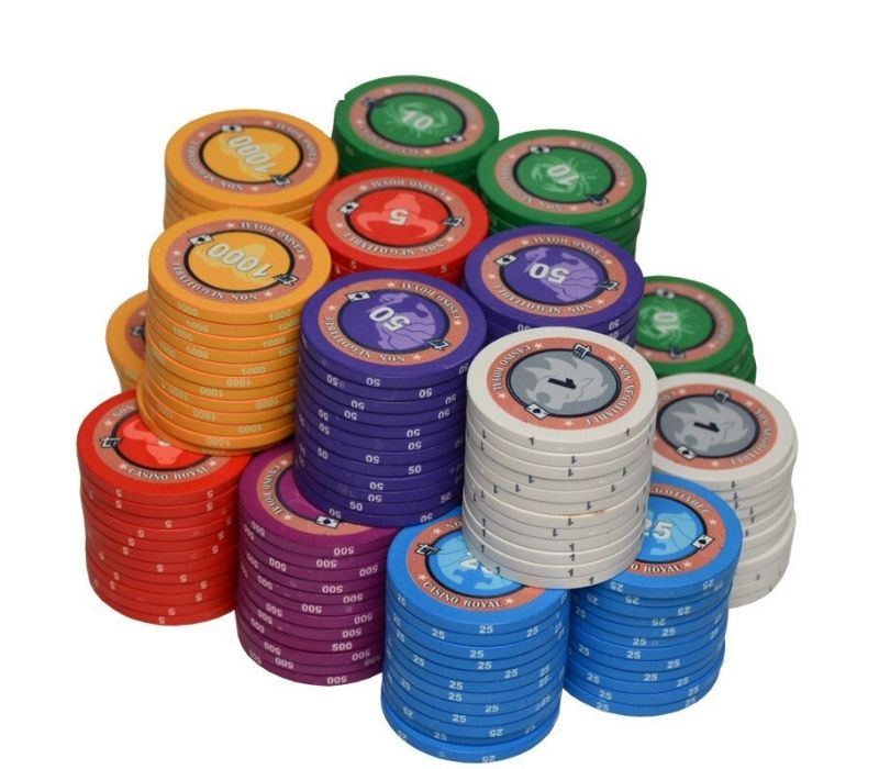 Pile de jeton de poker ceramique sans valeur avec les signes astro.
