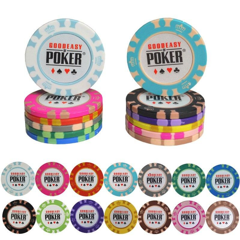 Deux piles de jetons sans valeur avec design WSOP avec un jeton dessous et tous les autres jetons de poker en dessous sur l'image.