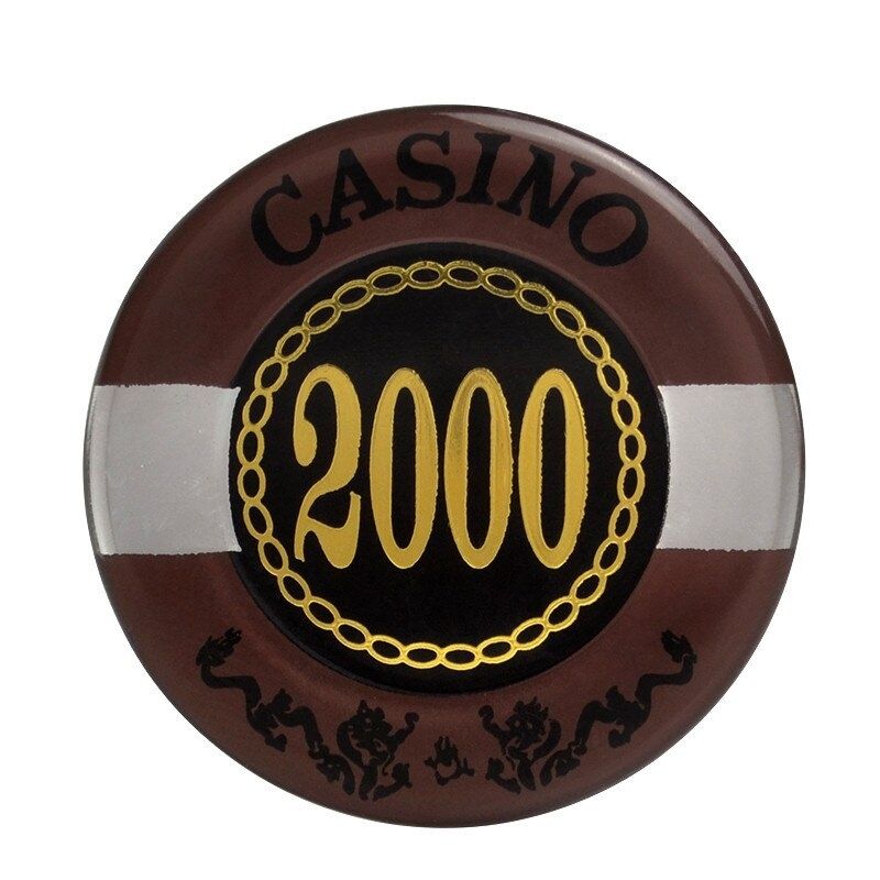 Le jeton de poker transparent marron de valeur 2000.