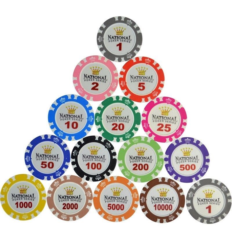 Les 14 couleurs de jetons de poker casino royal en pyramide.