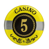 Le jeton de poker transparent jaune de valeur 5.