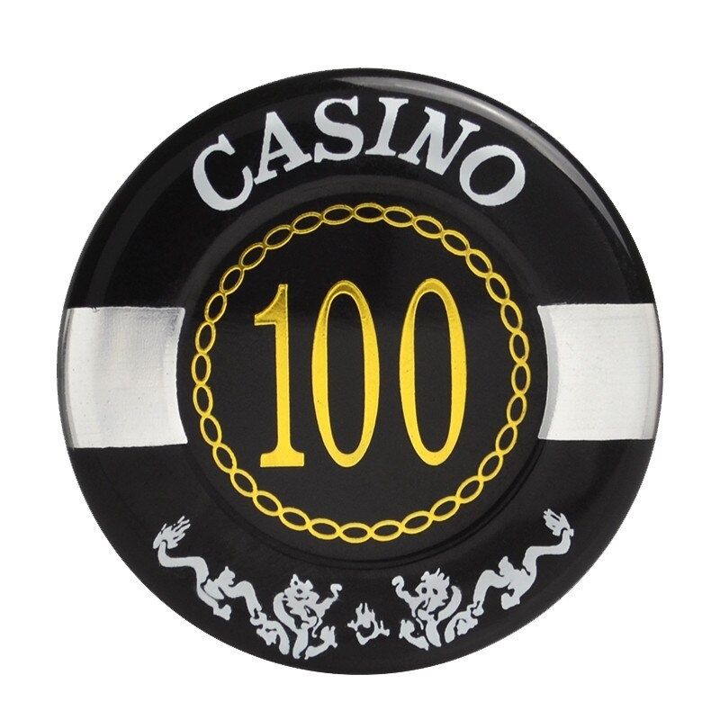 Le jeton de poker transparent noir de valeur 100.